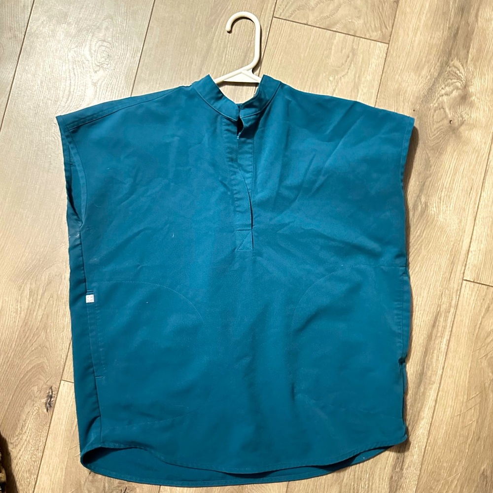 Figs scrub top